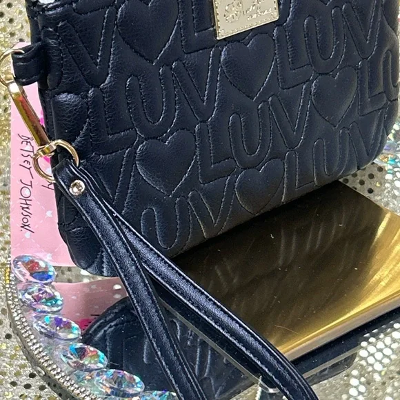 Betsey Johnson Black Quilted 'Luv' Wristlet Clutch Approx. 8 x 5 - Picture 7 of 12